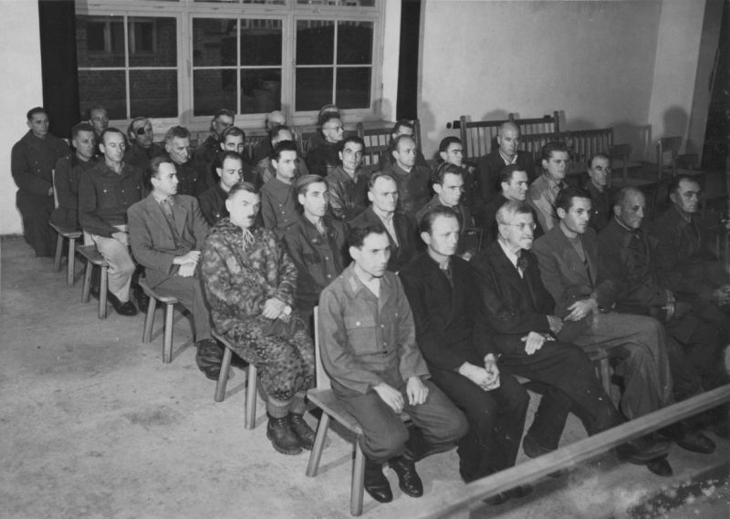 Бывшие надзиратели концлагеря Дахау на суде. Ноябрь 1945 г. 
