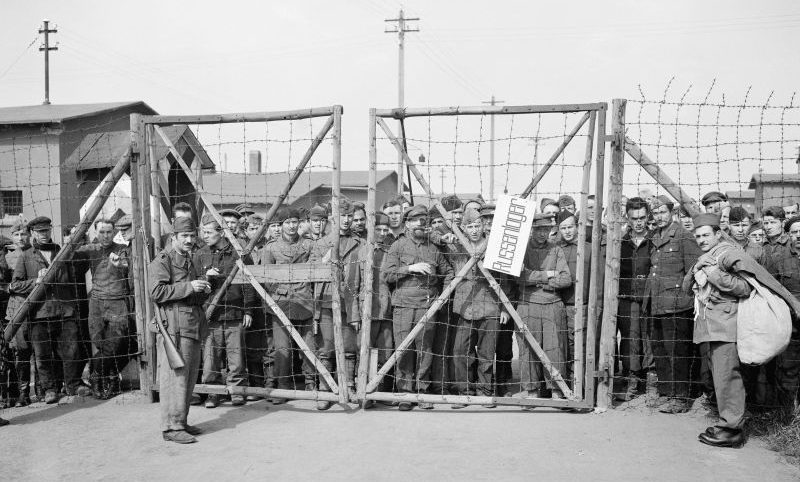 Советские заключенные перед освобождением из концлагеря Вёббелин. 1945 г. 