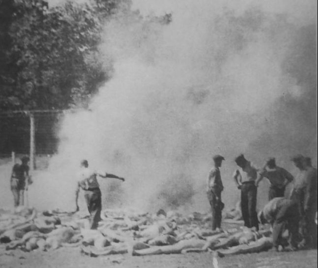«Зондеркоманда» концлагеря Освенцим сжигает тела убитых узников. 1944 г. 