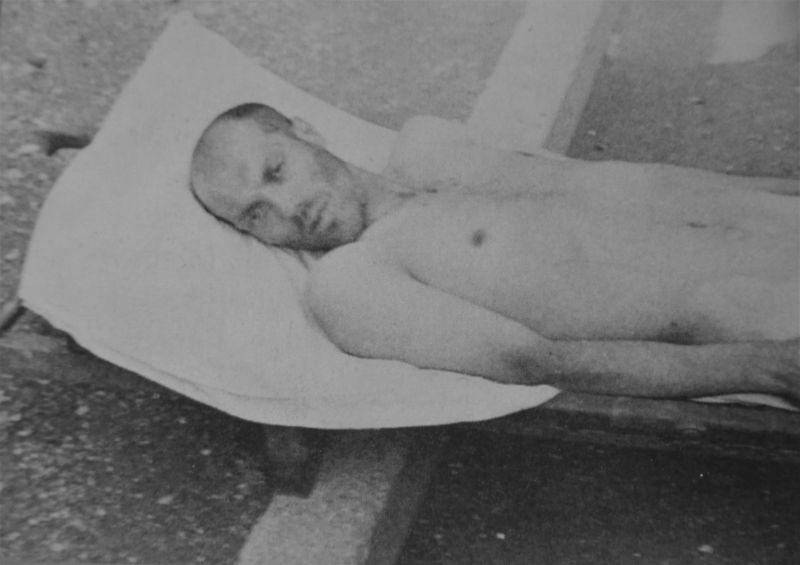 Узник концлагеря Дахау во время медицинского эксперимента с морской водой. 1944 г. 