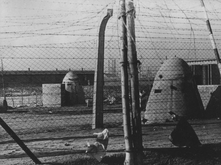 Бетонные укрытия охраны во время бомбежки у одного из въездов в концлагерь Освенцим. 1945 г. 