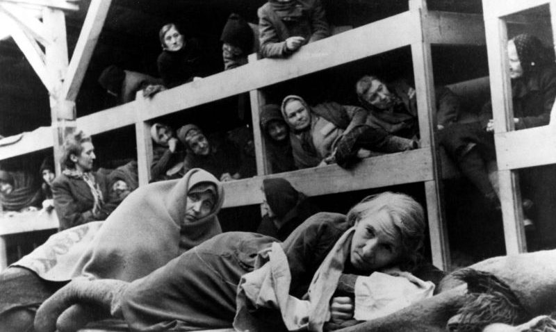 Узницы немецкого концлагеря Освенцим в женском бараке. 1945 г.