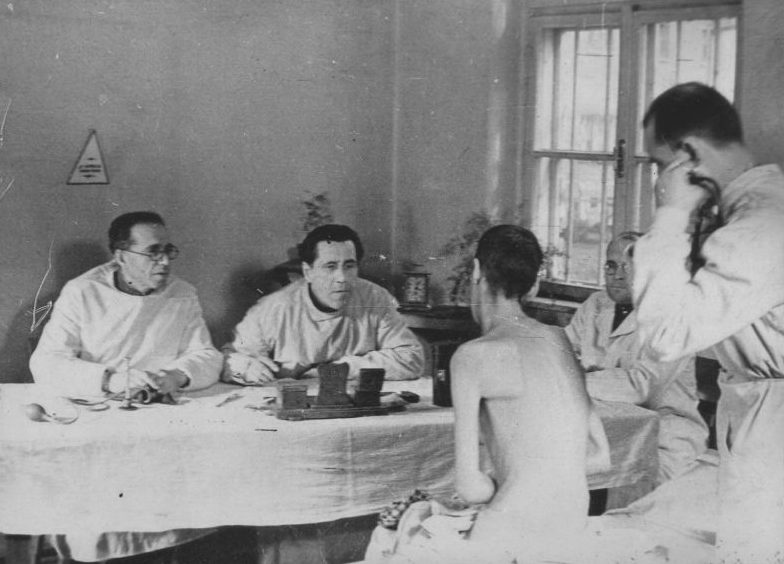 Советская врачебная комиссия осматривает освобожденных узников концлагеря Освенцим. 1945 г. 
