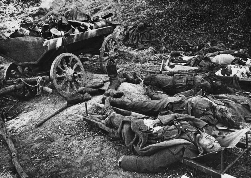 Тела убитых немецких солдат на носилках в концлагере Майданек. 1944 г. 