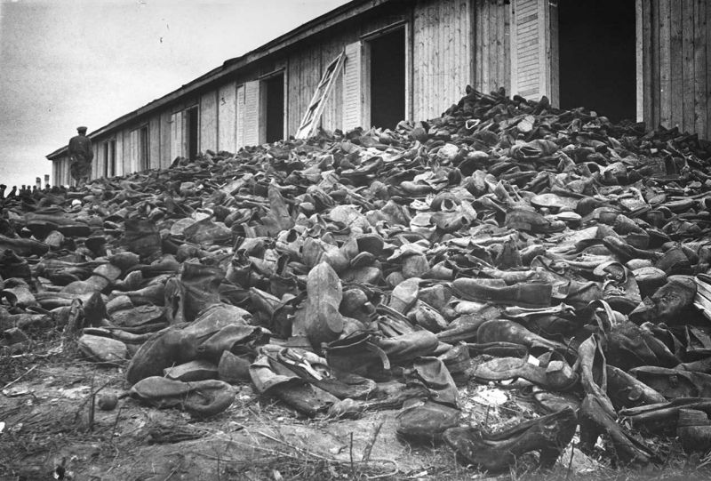Кучи обуви убитых узников концлагеря Майданек после освобождения лагеря.1944 г.