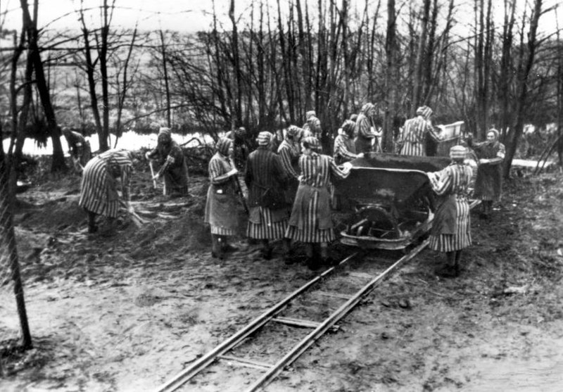 Узницы женского концлагеря Равенсбрюк на узкоколейной железной дороге. 1944 г. 