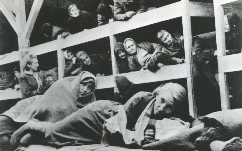 Женщины-заключенные в бараке концлагеря Освенцим-Биркенау. 1944 г.