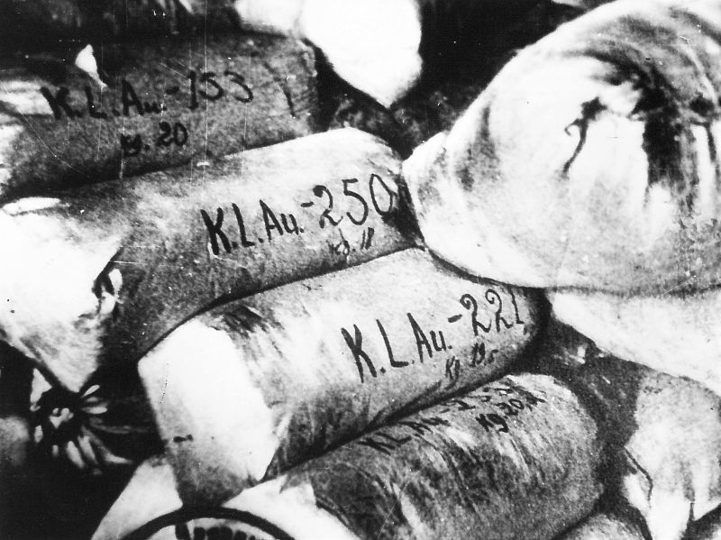 Тюки с волосами женщин, убитых в концентрационном лагере Аушвиц. 1944 г.