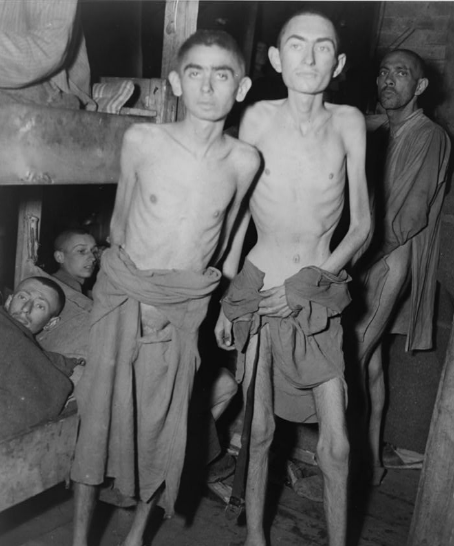 Узники концентрационного лагеря Амфинг. 1945 г.