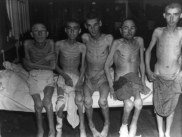 Узники концентрационного лагеря Амфинг. 1945 г.
