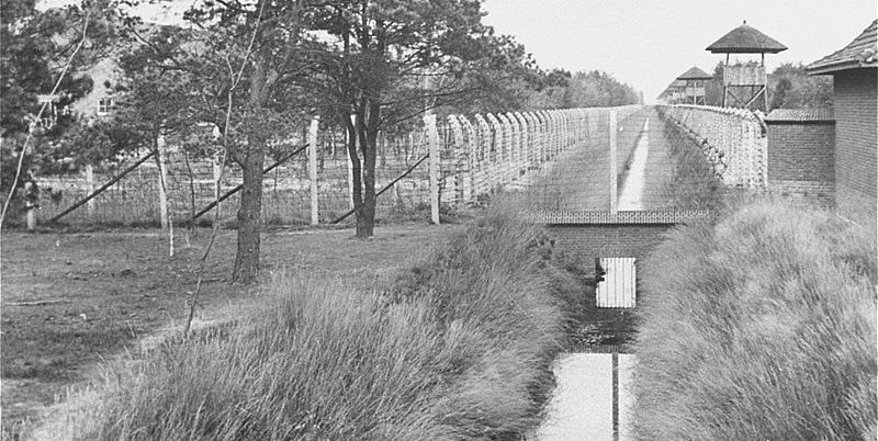Вид на транзитный лагерь Вухт в Вухте. 1945 г. 