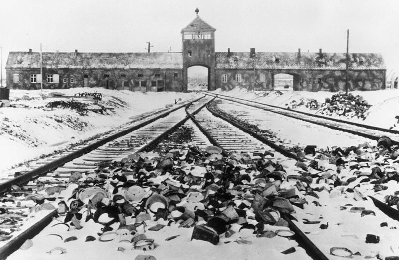 Личные вещи депортированных в концлагерь Освенцим на железнодорожных путях, ведущих к входу в лагерь. 1944 г. 