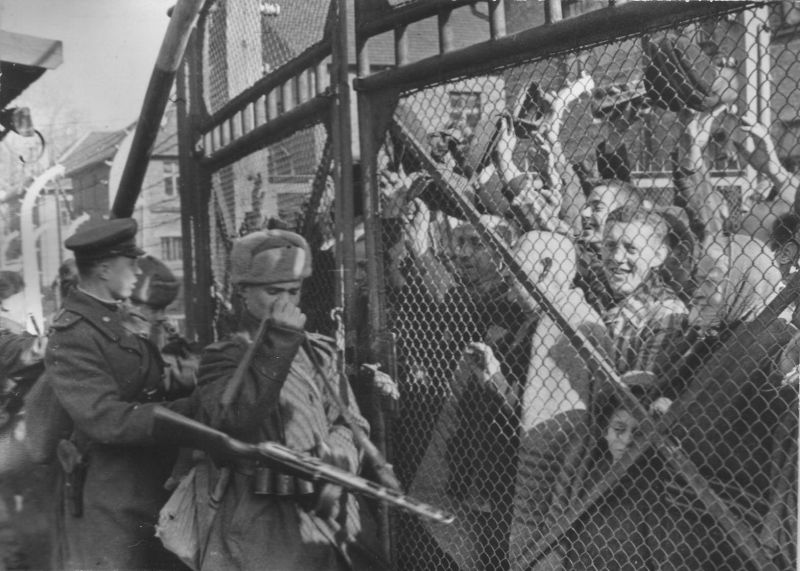 Заключенные концлагеря Освенцим приветствуют солдат Красной Армии. Январь 1945 г. 