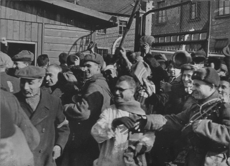 Заключенные концлагеря Освенцим приветствуют солдат Красной Армии. Январь 1945 г. 