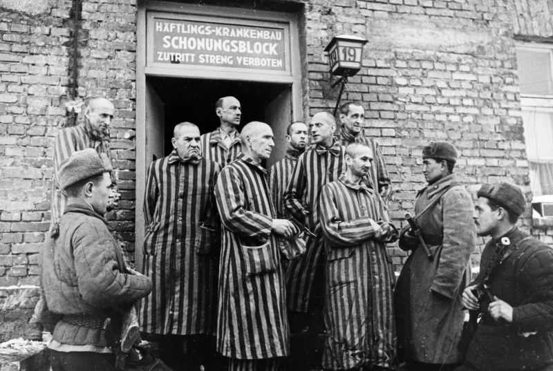 Узники Освенцима беседуют со своими освободителями. Январь 1945 г. 