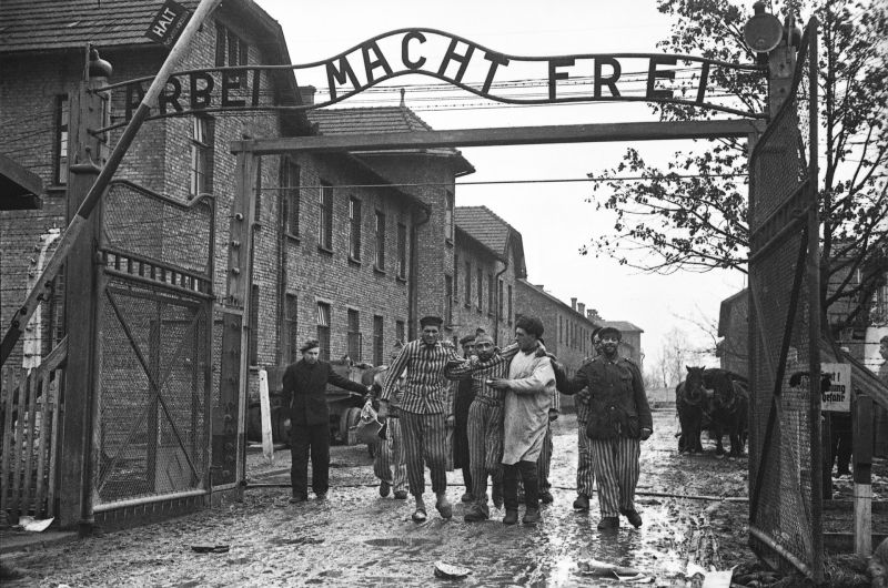 Освобожденные узники концлагеря Аушвиц. Февраль 1945 г. 