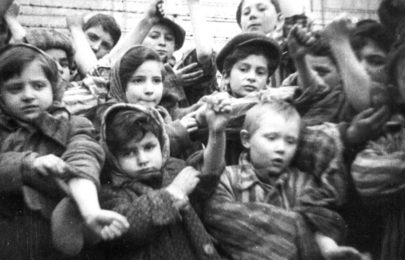 Освобожденные узники концлагеря Аушвиц. Февраль 1945 г. 