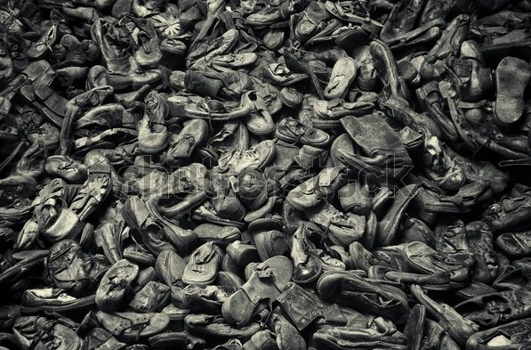 Горы кожаной обуви погибших узников концлагеря Освенцим. Февраль1945 г.