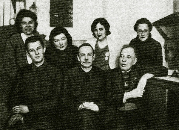 Академик Виталий Григорьевич Хлопин (в центре) с сотрудниками. 