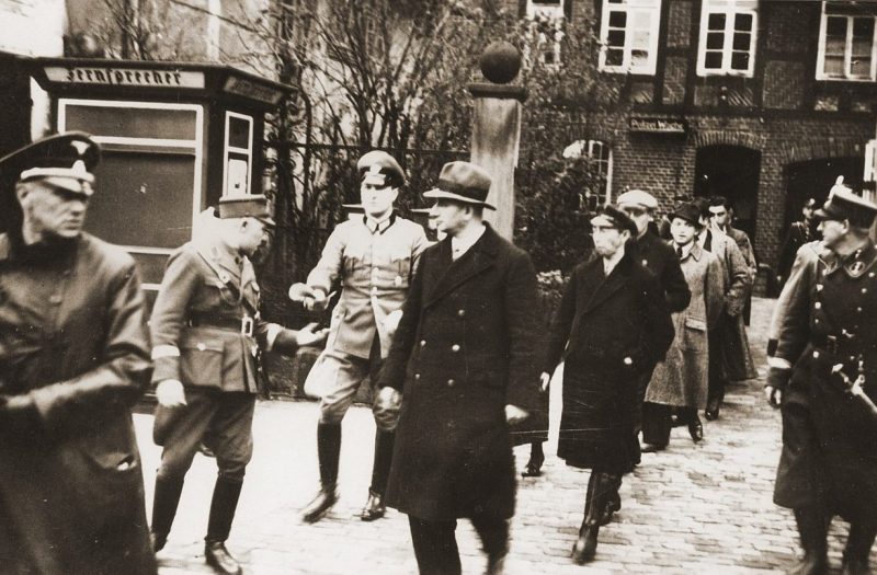Евреи, задержанные в Штадтхагене после Хрустальной ночи. 9 ноября 1938 г.