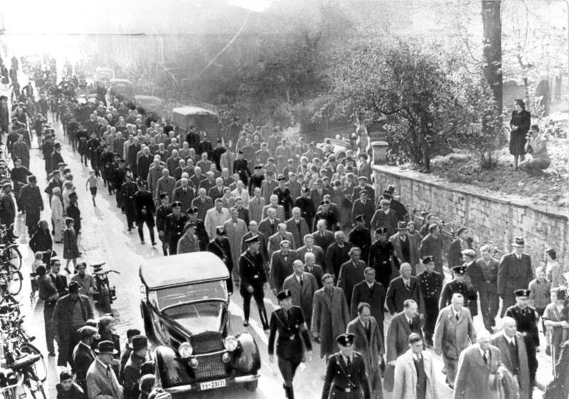 Арест еврейских мужчин в Баден-Бадене после фашистского антисемитского погрома. Ноябрь 1938 г. 