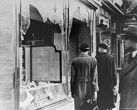 Разбитые витрины во время погромов «Хрустальной ночи». 1938 г. 