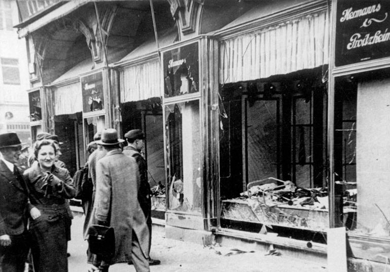 Разбитые витрины во время погромов «Хрустальной ночи». 1938 г. 