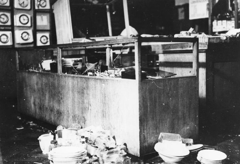 Разгромленные еврейские магазины во время погромов «Хрустальной ночи». 1938 г.