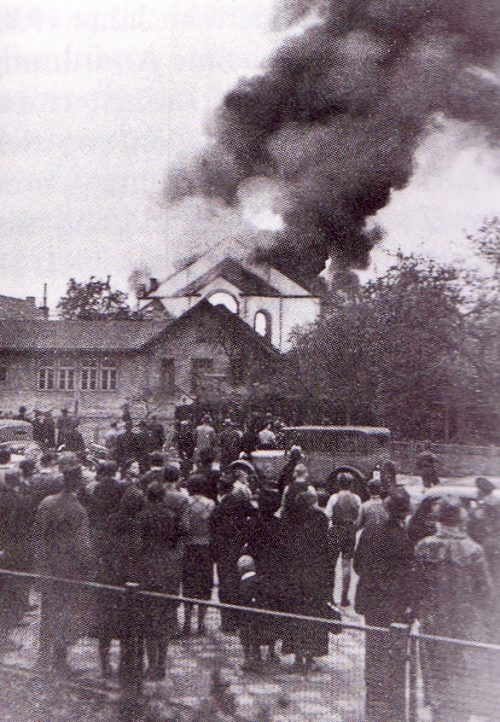 Синагоги, подожжённые погромщиками во время погромов «Хрустальной ночи». 1938 г.