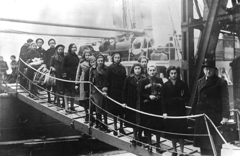Прибытие еврейских детей-беженцев в лондонский порт. Февраль 1939 г.