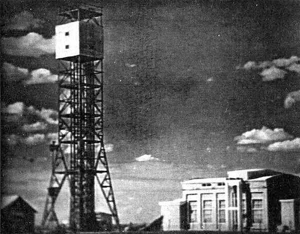 Башня на Семипалатинском полигоне, на которой был размещен заряд бомбы РДС-1. Рядом - монтажный корпус. 