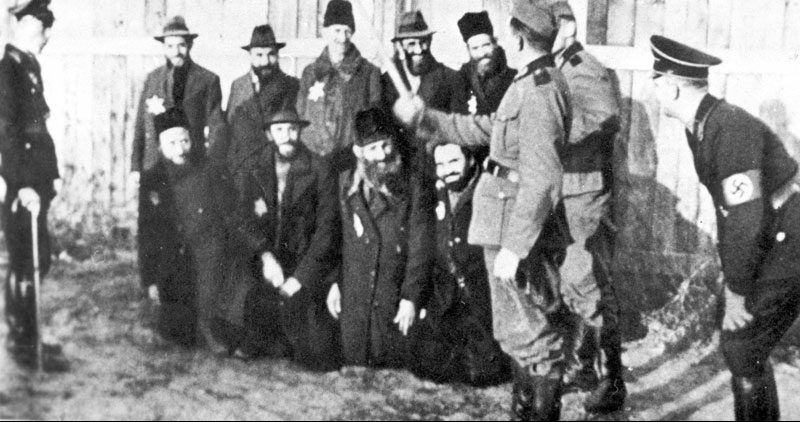 Унижение евреев немцами в Люблине. 1941 г.