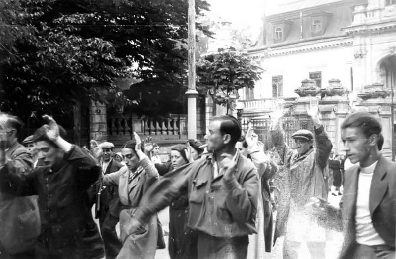 Евреев выгоняют на улицы города. Львов, 30 июня 1941 г.