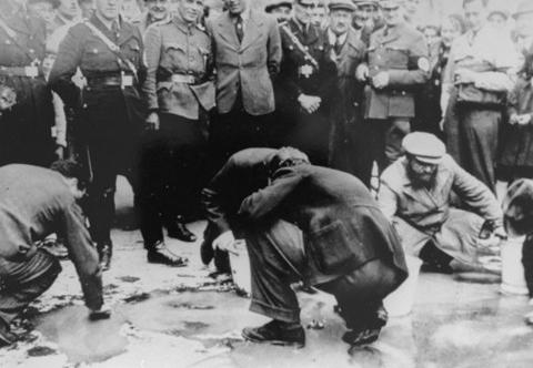 Евреи, выгнанные на уборку улиц. Львов, 30 июня 1941 г.