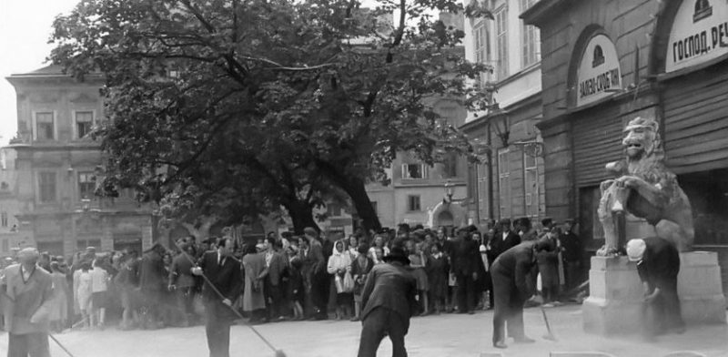 Евреи, выгнанные на уборку улиц. Львов, 30 июня 1941 г.
