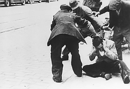 Избиение евреев на улицах. Львов, 30 июня 1941 г.