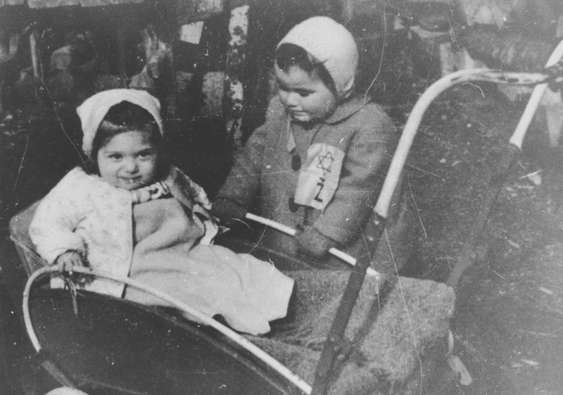 Еврейские дети с нашивками. Хорватия, 1941 г.