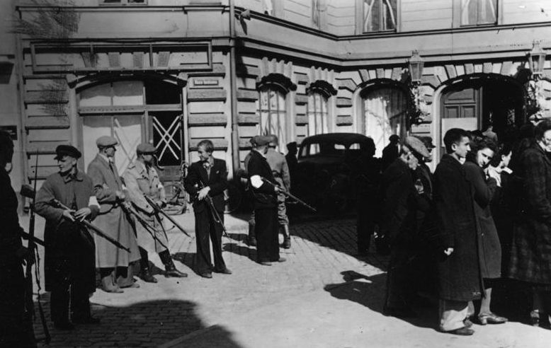 Латвийская «самооборона» арестовывает евреев в Либаве. 1941 г.