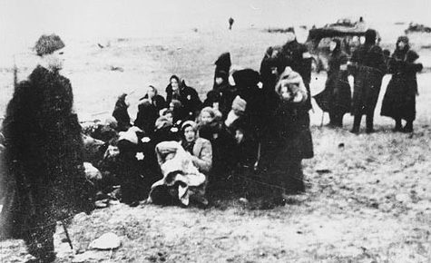 Члены латвийского отряда самообороны собирают группу еврейских женщин для казни на пляже недалеко от Лиепаи. 1941 г. 
