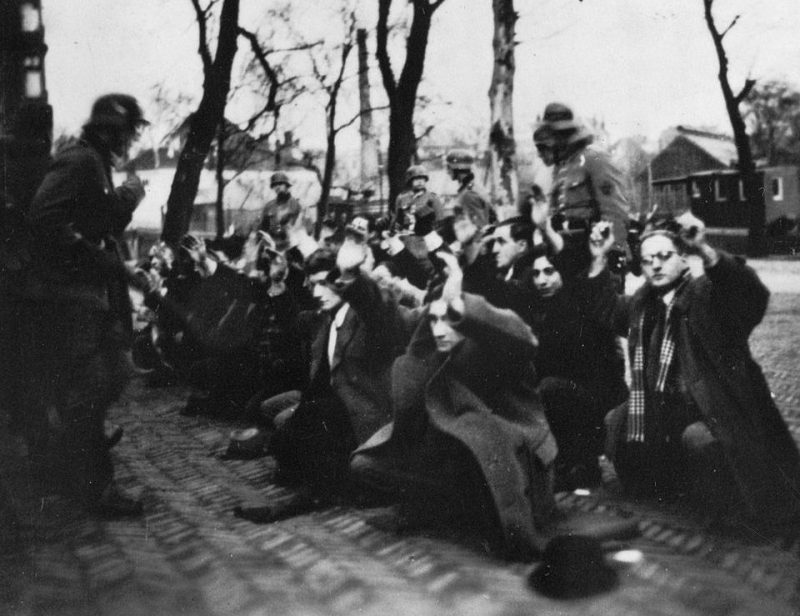 Арестованные евреи в Амстердаме. 1941 г.