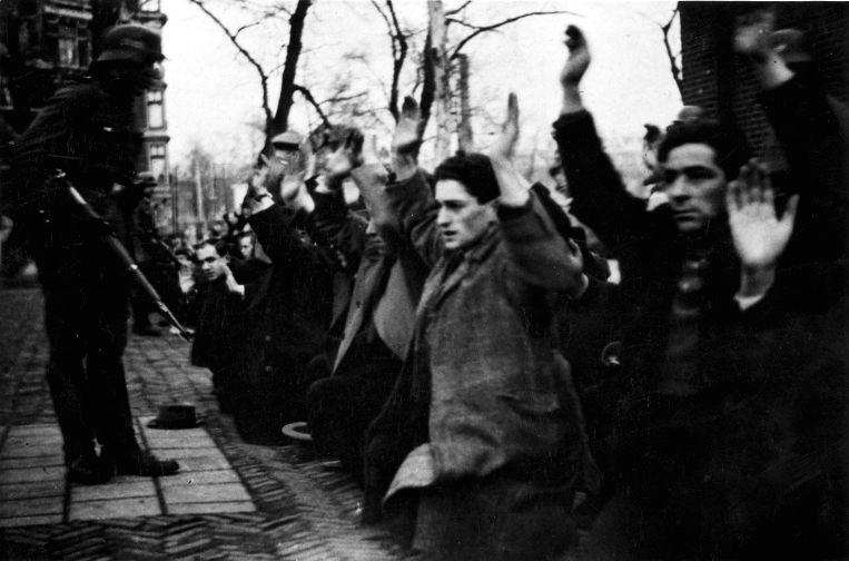 Арестованные евреи в Амстердаме. 1941 г. 