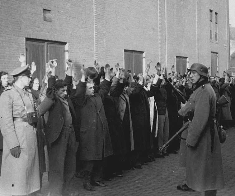 Арестованные евреи в Амстердаме. 1941 г. 