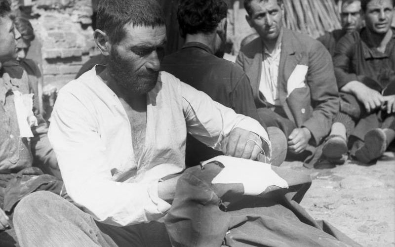 Могилевские евреи пришивают на одежду звезду Давида. Июль 1941 г. 