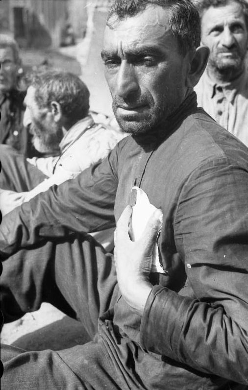 Могилевские евреи пришивают на одежду звезду Давида. Июль 1941 г.