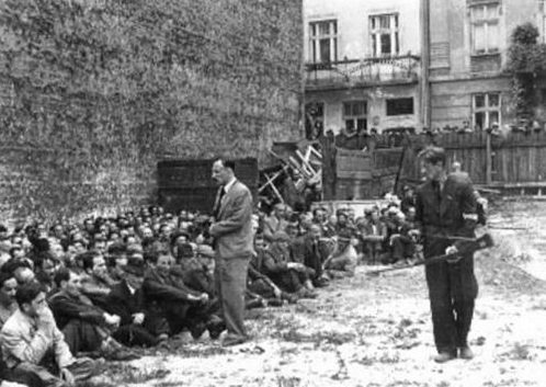 Согнанные евреи Львова перед расстрелом. 3 июля 1941 г.