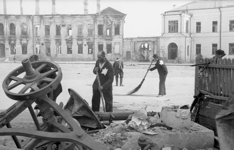 Могилевские евреи на принудительных работах. Июль 1941 г.