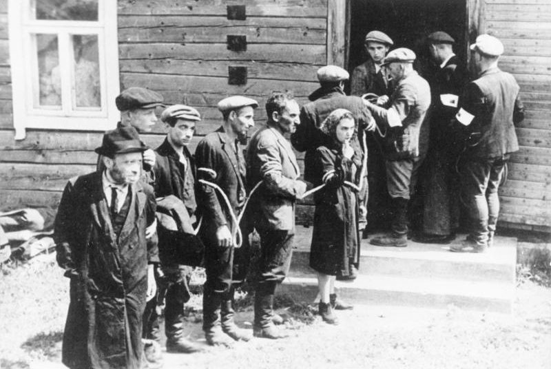 Арестованные евреи в Литве. Июль 1941 г. 