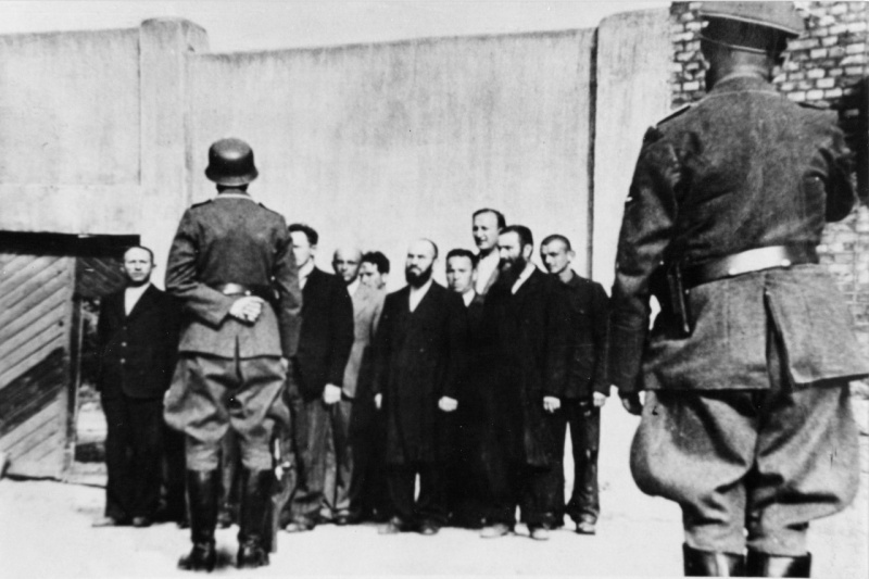 Евреи-жители города Шяуляй перед отправкой на расстрел. Июль 1941 г.