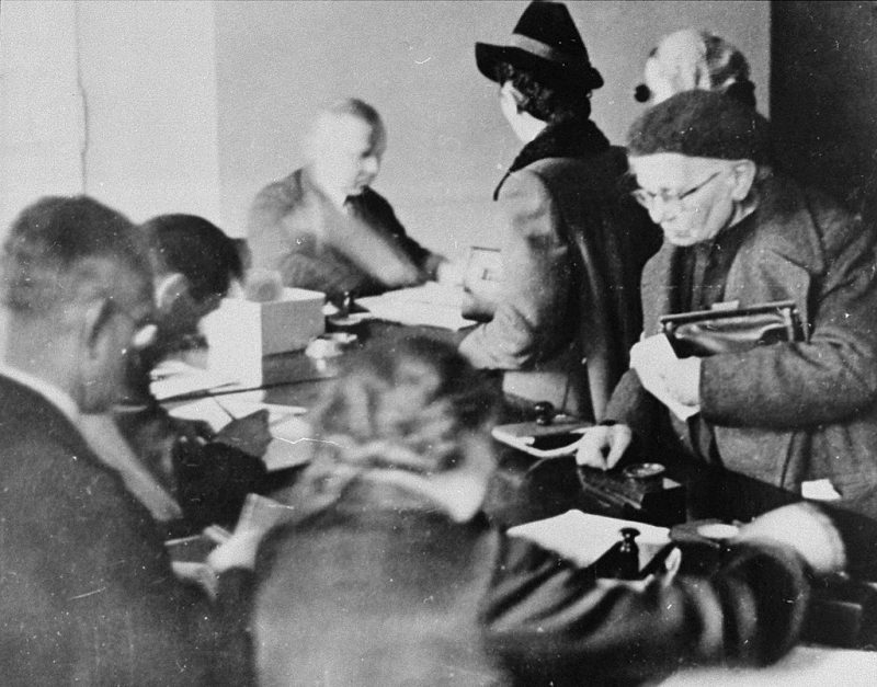 Подача заявления на удостоверение личности и разрешение на работу от Еврейского совета Краковского гетто. 1941 г.