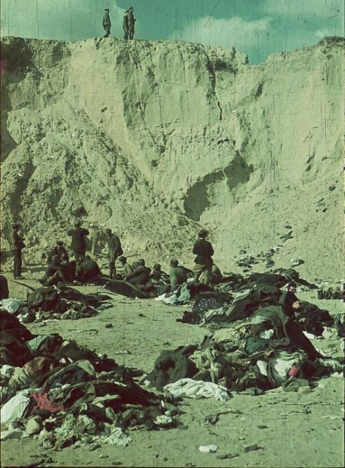Советские военнопленные в Бабьем Яру среди вещей расстрелянных евреев. Сентябрь 1941 г.